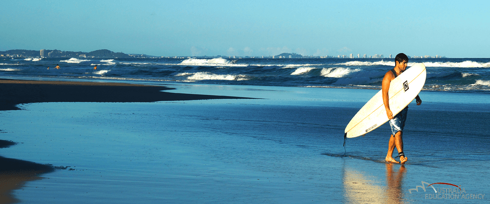 Surfer am Strand von Surfers Paradise Surfer am Strand von Surfers Paradise